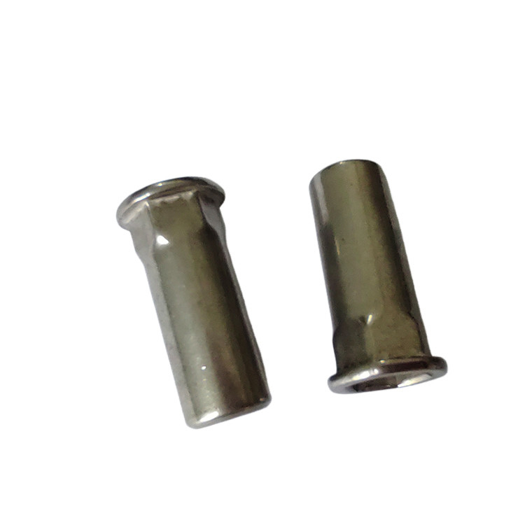 Noce di rivetto a filettatura chiusa a semihex rivestita Zn/Ni per connessioni forti e durevoli